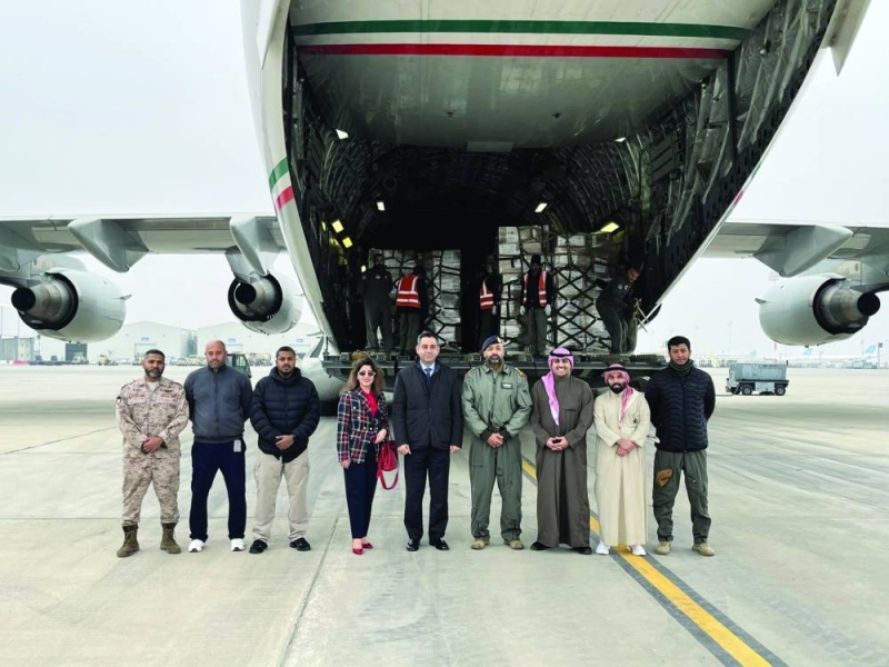 ممثلو وزارة الدفاع ووزارة الخارجية والقائم بأعمال السفارة اللبنانية والقنصل اللبناني ونائب رئيس البعثة قبيل الإقلاع.