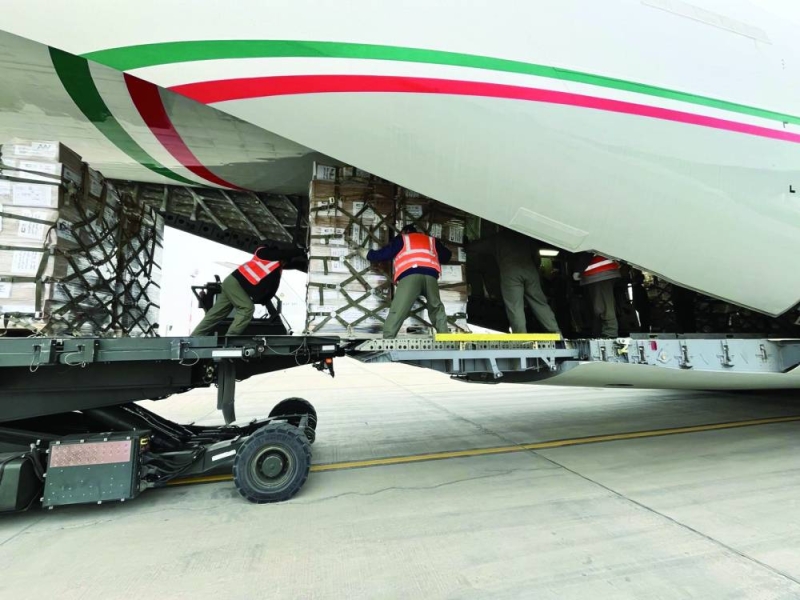 العاملون في القوة الجوية الكويتية يقومون بنقل المساعدات الإغاثية.