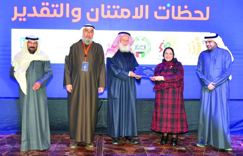 


تكريم على هامش الملتقى	 (تصوير سعود سالم) 