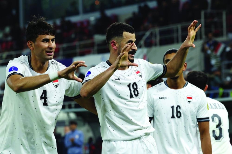 


العراقي أيمن حسين يحتفل مع زملائه بعد تسجيله هدف الفوز 	(تصوير سعود سالم) 