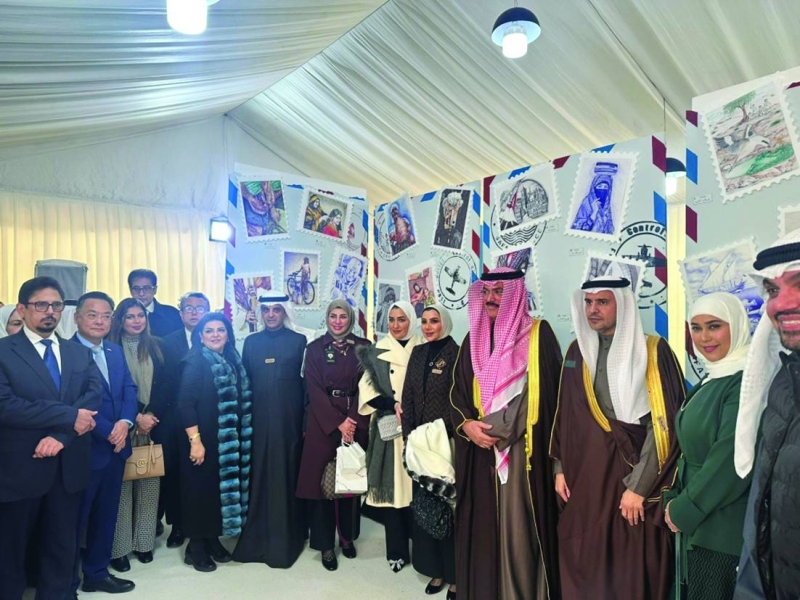 


الوزير والشريكة مع المشاركين في المعرض 