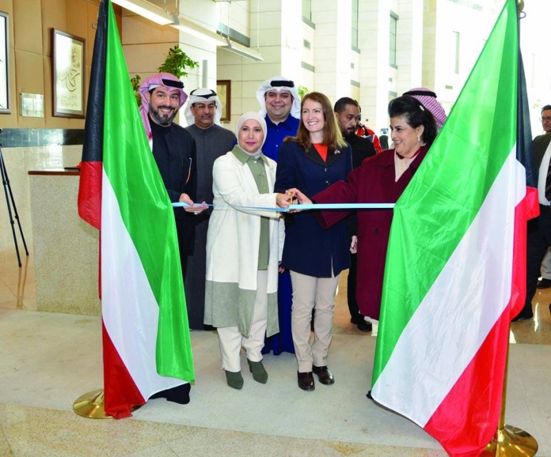 هالة البدر والسفيرة لويس خلال قص شريط افتتاح المعرض