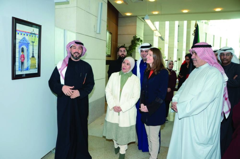 الهندال يُقدّم شرحاً حول إحدى لوحاته