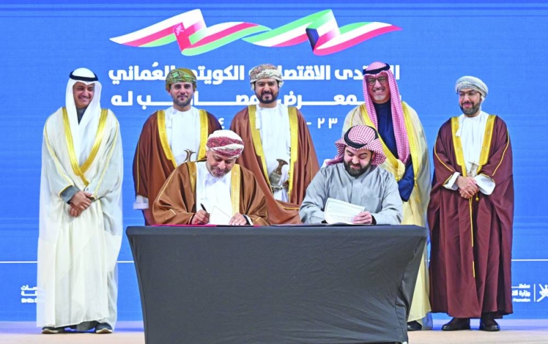 


جانب من توقيع اتفاقية التعاون 	(تصوير أسعد عبدالله) 