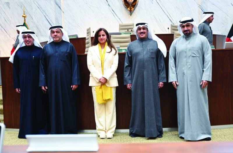 


أعضاء «البلدي» في لقطة جماعية قبل انعقاد الجلسة	 (تصوير نايف العقلة) 