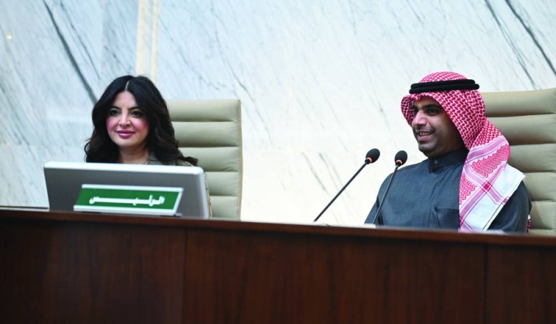 عبدالله المحري مترئساً الجلسة وإلى جواره منال العصفور