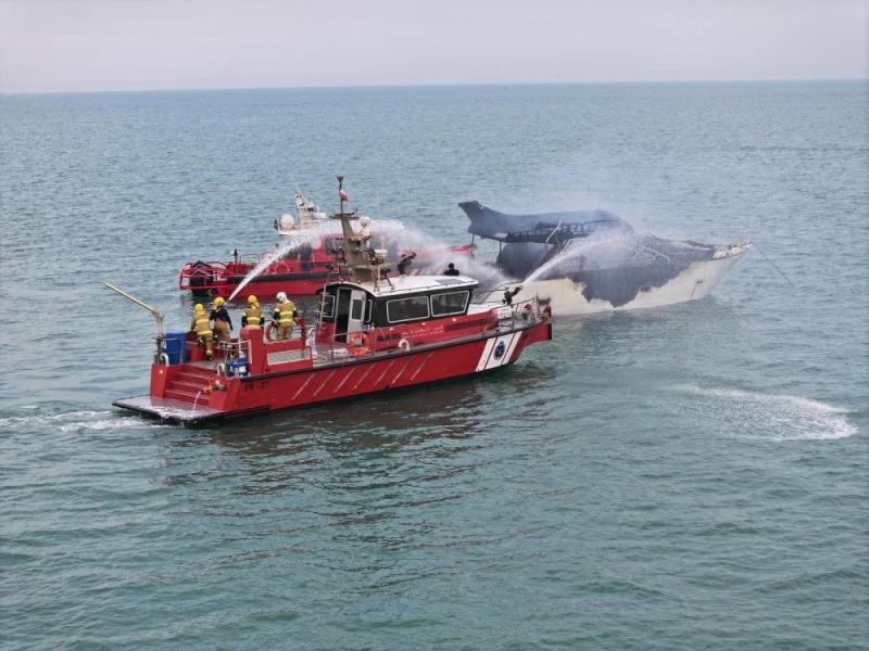 فرق الإطفاء بعد السيطرة على الحريق