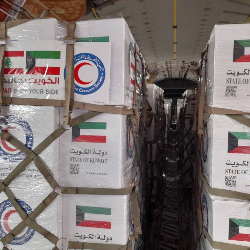 مواد غذائية وإغاثية مقدمة من جمعية الهلال الاحمر الكويتي لمساعدة اللبنانيين