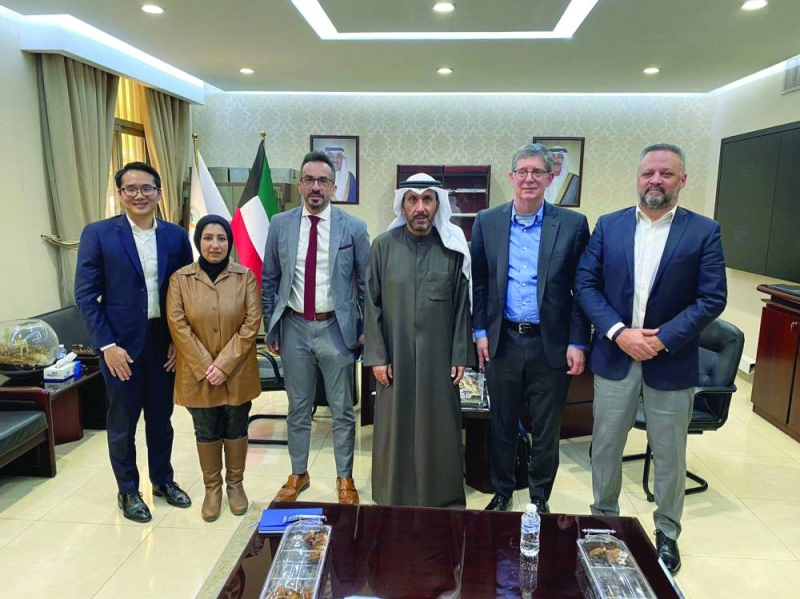 العنزي ومسؤولو «الجمارك» مع الوفد الأميركي 