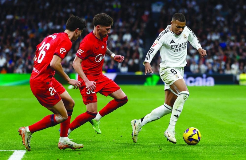 كيليان مبابي خلال المباراة أمام إشبيلية (رويترز)