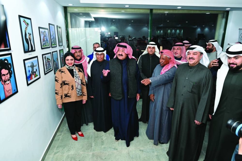 


أحمد اليوسف ومحمد ثلاب وعبدالعزيز عاشور خلال الجولة في المعرض                 (تصوير أسعد عبدالله) 