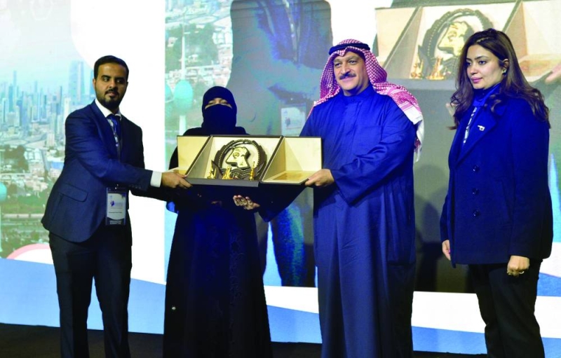 وزير الصحة مكرماً إحدى المشاركات في المؤتمر