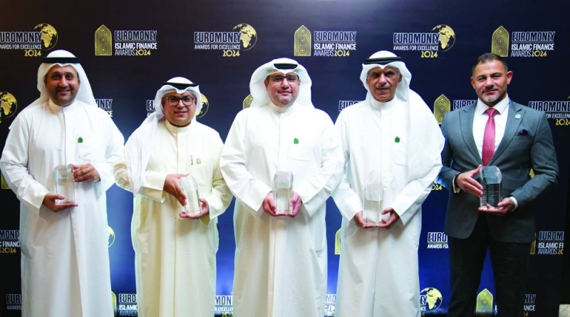 لوتشيانو ديبيترو ومشعل الشايع ويوسف الرويح وطارق العجيل وخالد الشامي مع جوائز مجموعة بيتك
