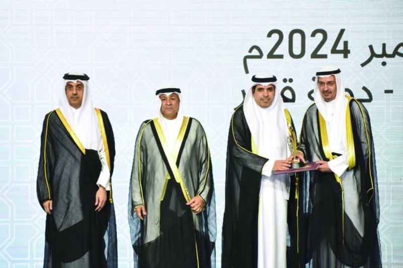 زياد العمر متسلماً تكريم بيتك
