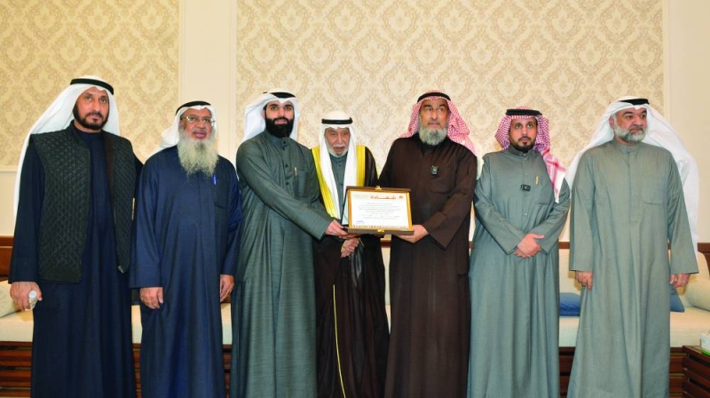 العقيلي يكرم العلي بحضور والده والمذكور والمطيري (تصوير سعود سالم)