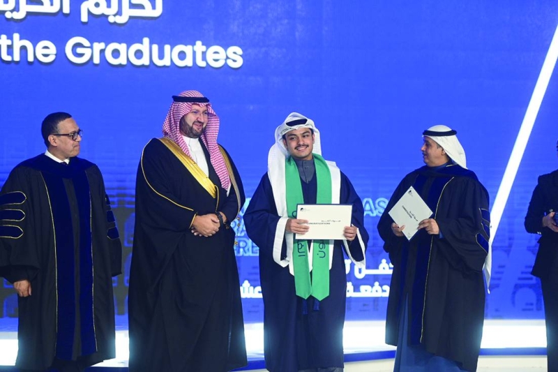 الأمير عبدالعزيز بن طلال مكرّماً أحد الطلبة