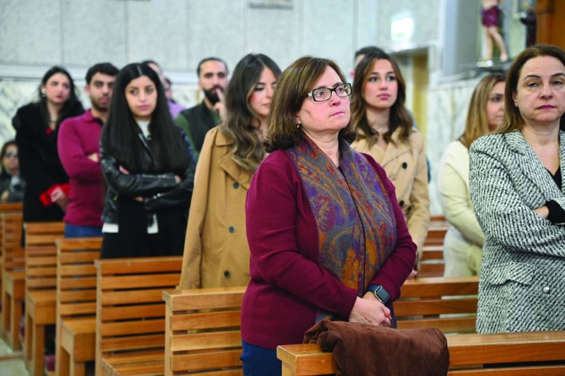  حضور الصلوات في الكنائس