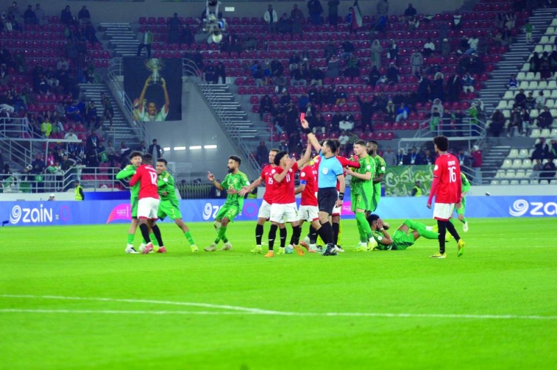 الحكم العماني قاسم الحاتمي يشهر البطاقة الحمراء للاعب اليمن حمزة محمد	       (تصوير سعود سالم)