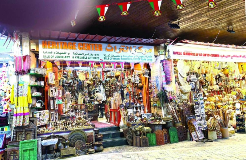 روائح اللبان والبخور يعبق بها بالمكان