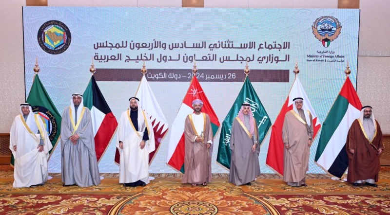 لقطة جماعية للوزراء والأمين العام المشاركين في الاجتماع الوزاري الخليجي الاستثنائي في الكويت أمس	 (تصوير أسعد عبدالله)
