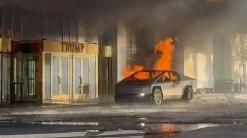 النيران تتصاعد من السيارة أمام برج ترامب
 