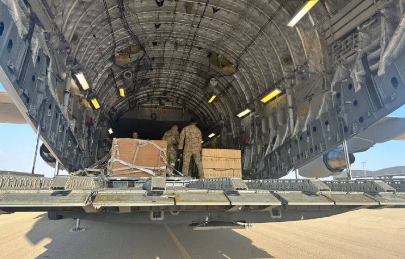 طائرة أميركية أثناء تفريغ ذخيرة في إسرائيل (أرشيفية) 