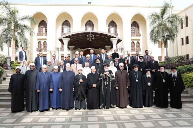 بابا الإسكندرية وشيخ الأزهر يتوسطان كبار القيادات الدينية في الكنيسة المرقسية