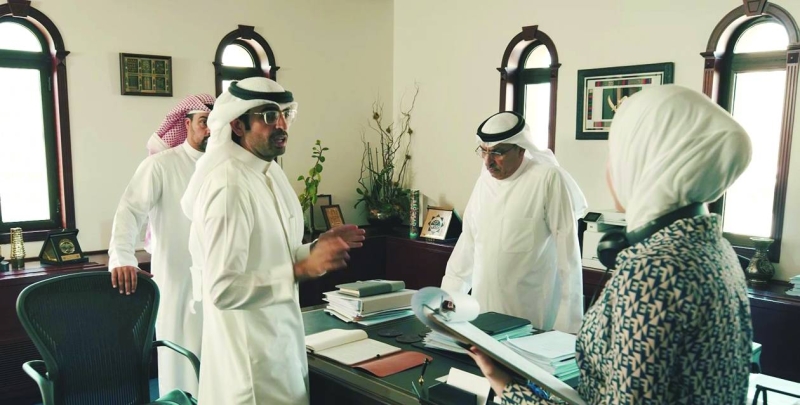 


وليد البحر لدى استقباله  في مكتبه الزميل عبدالله بوفتين 