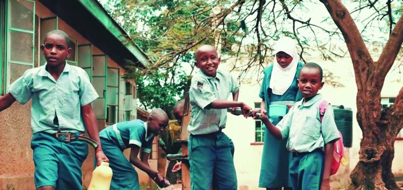 أطفال فرحون بالحصول على الماء ضمن أحد مشاريع الصندوق