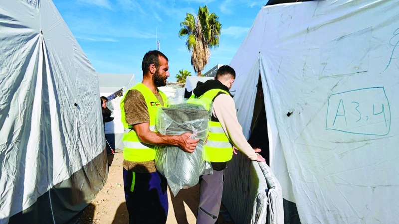 طاقم نماء يُوزّعون الإغاثات بمخيمات النازحين