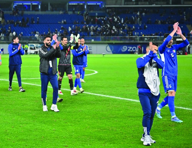 


لاعبو منتخب الكويت يحيون الجمهور 