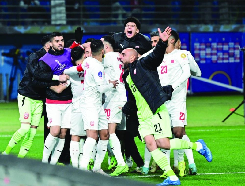 لاعبو البحرين يحتفلون بالفوز