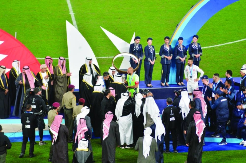 


سمو ولي العهد يقدم الكأس إلى قائد منتخب البحرين     	      (تصوير أسعد عبدالله وسعود سالم) 