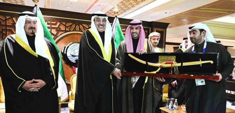 


سمو ولي العهد يتسلم هدية تذكارية من الخرافي 