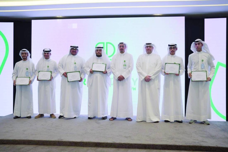 زياد العمر ويوسف الرويح مع متدربي برنامج «PR Academy»