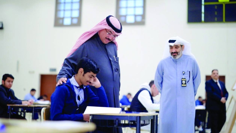 الوزير يطمئن على أحد الطلاب في لجنة بالجهراء 