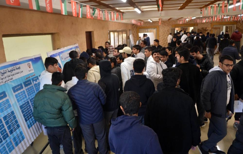 بحث عن اللجان قبل التوجه للقاعات       (تصوير سعود سالم)