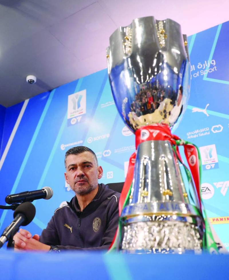 


مدرب ميلان سيرجيو كونسيساو خلال المؤتمر الصحافي وأمامه كأس «السوبر» 	(رويترز) 