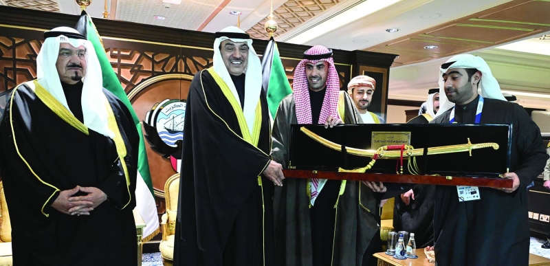 


سمو ولي العهد يتلقى إهداءً من بدر ناصر الخرافي 