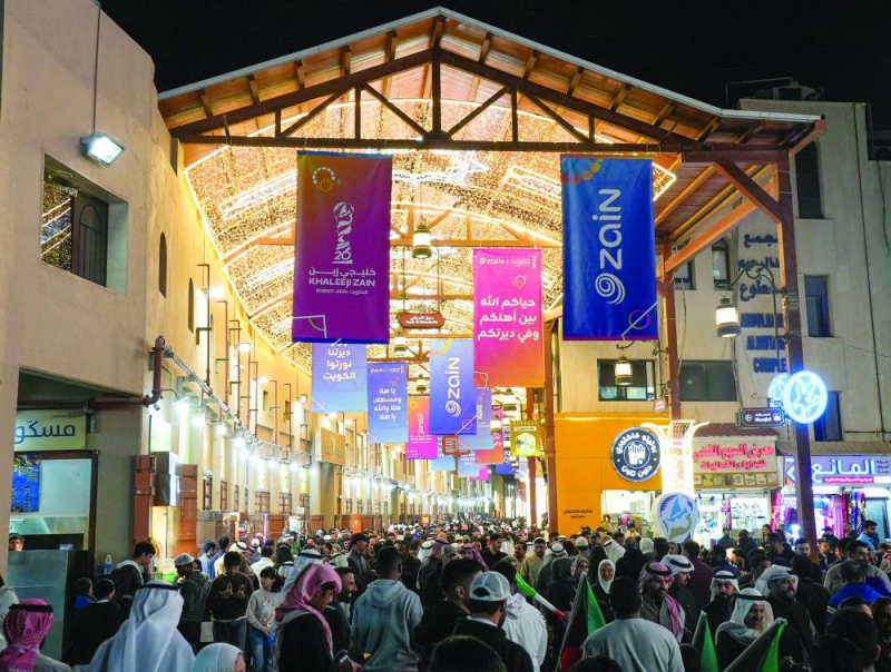 


سوق المباركية يتزيّن بالهوية البصرية للبطولة 
