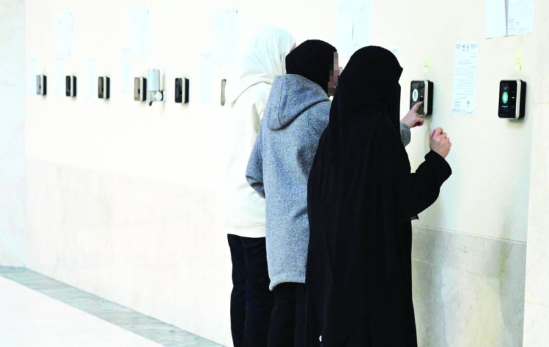 


موظفات يبصمن حضور الدوام المسائي في وزارة الأشغال 	 (تصوير نايف العقلة) 