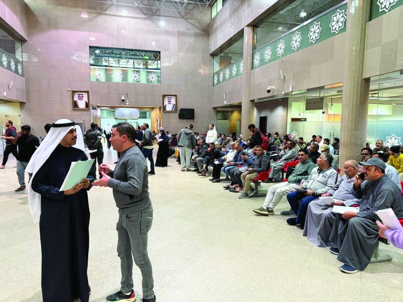 


مراجعون في هيئة المعلومات المدنية 