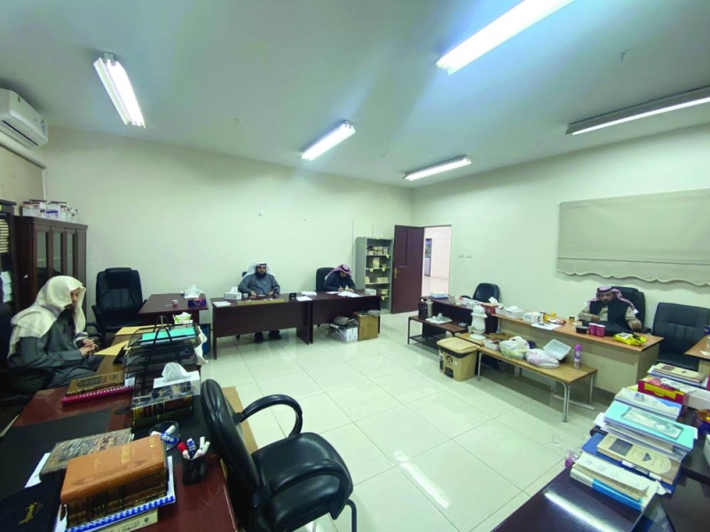 


موظفو الأوقاف في مكاتبهم 