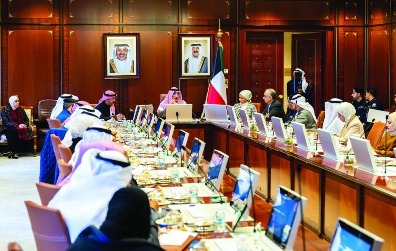 فهد اليوسف مترئساً الاجتماع مع قياديي ومسؤولي الجهات الحكومية