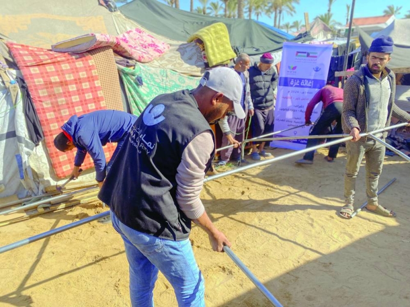 المُتطوّعون ينصبون خيام الإيواء 