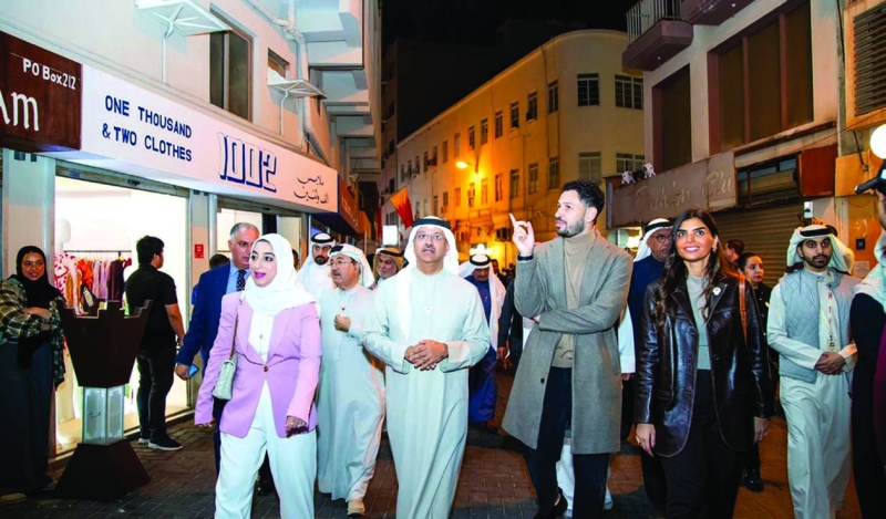 


الصيرفي والشيخ خليفة خلال افتتاح الفعالية 