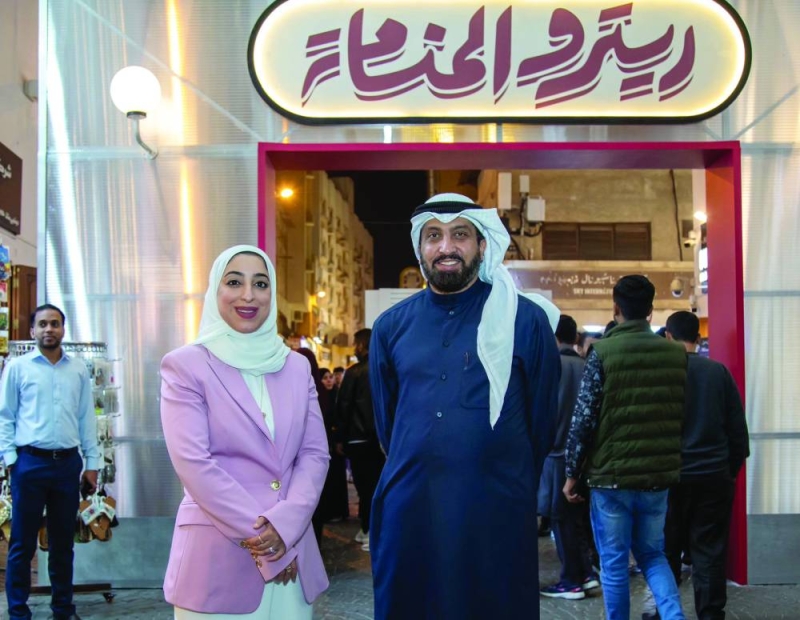 


وزيرة السياحة البحرينية فاطمة الصيرفي مع الزميل غانم السليماني 