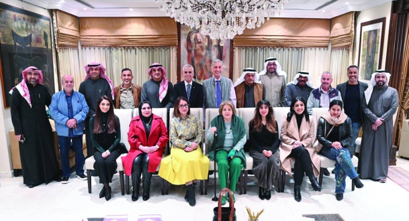 


المشاركون مع الحضور في لقطة تذكارية   	(تصوير نايف العقلة) 