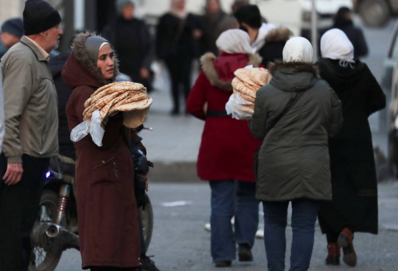 سوريات يحملن الخبز في دمشق اليوم 