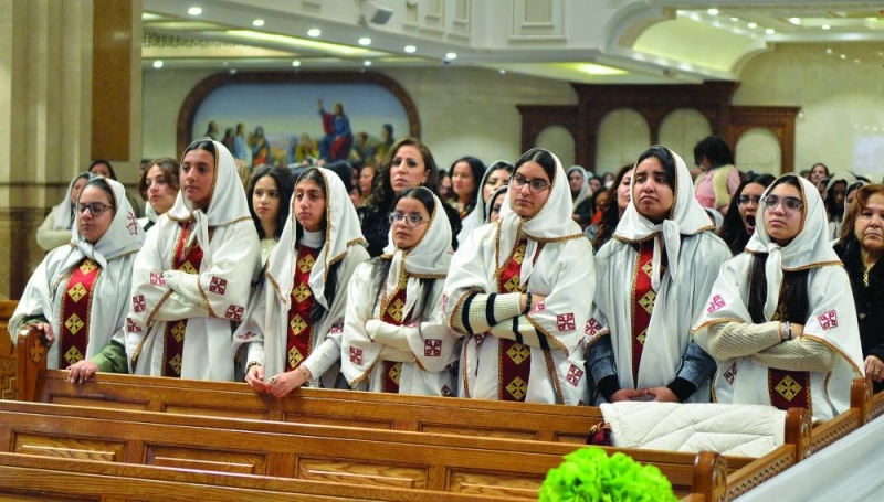 


 مجموعة من الفتيات يتابعن القداس 